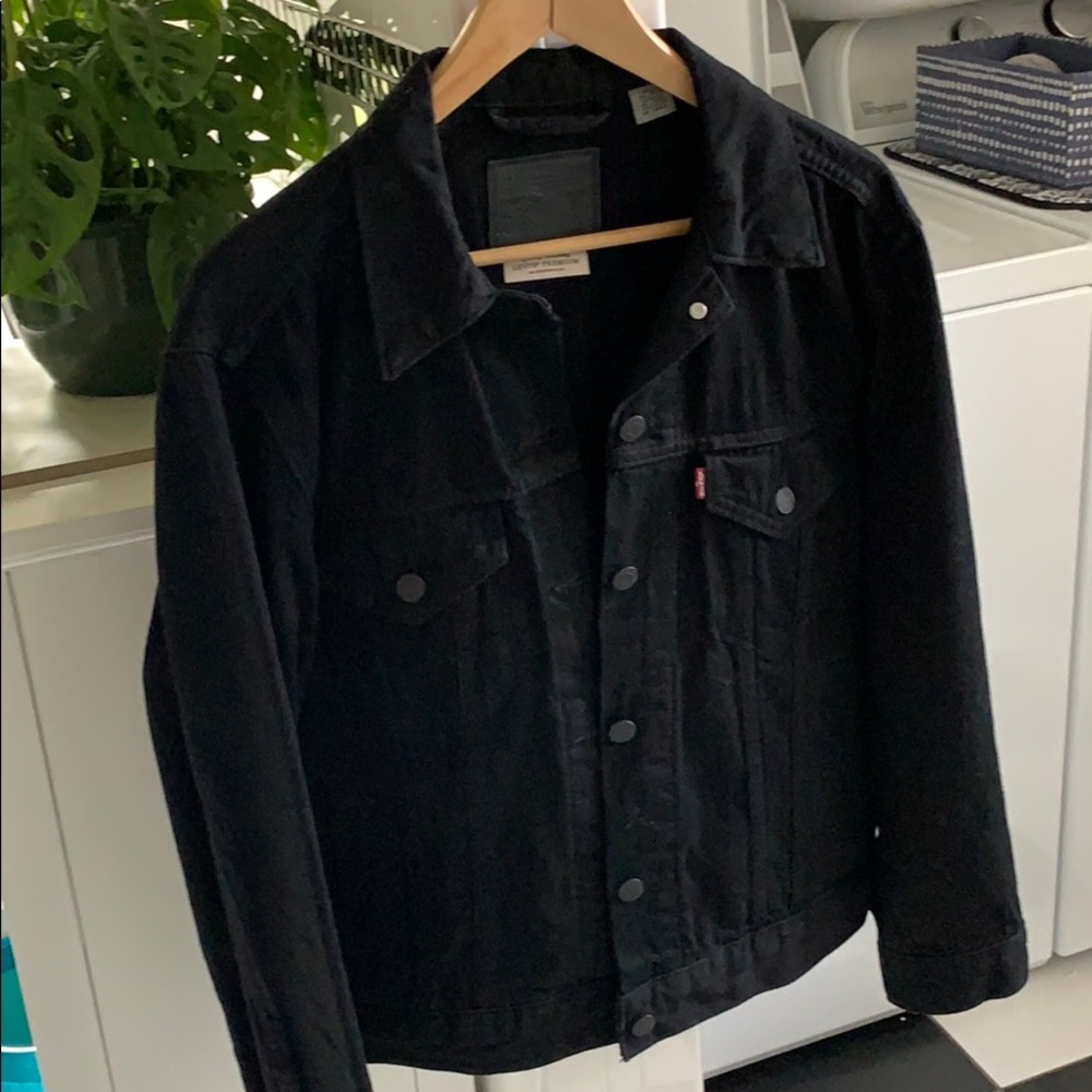 Women’s  black denim trucker jacket from Levi’s